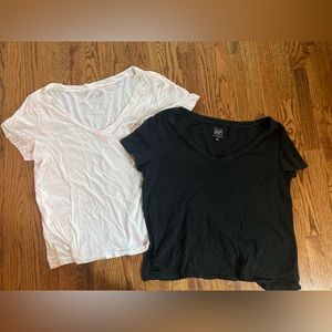 Pair of Gap Organic Cotton Short Sleeve V-Neck, sz L